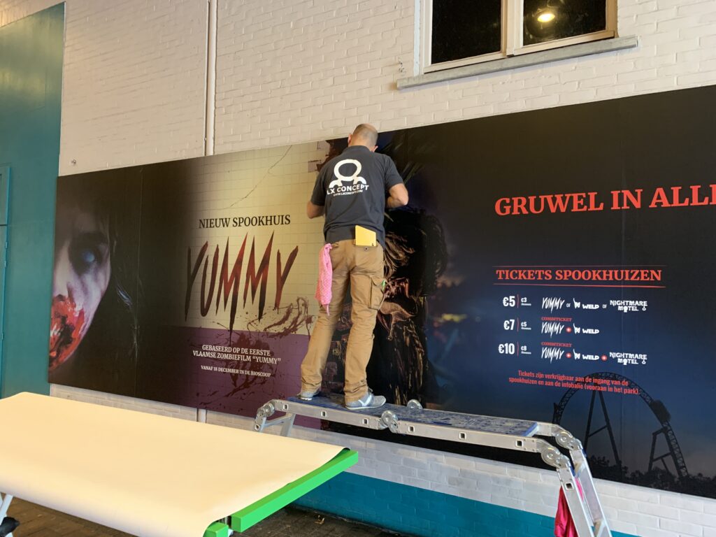 De installatie van een door LX Concept opgemaakte signage en installatie door LX Concept