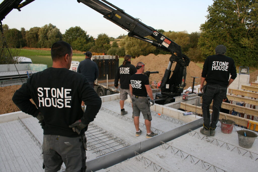 Stonehouse werkmannen met branding op kleren