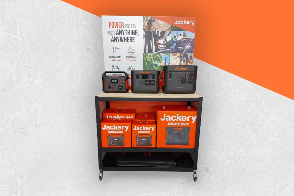 Foto van de Hubo Jackery display vol met Jackery batterijen